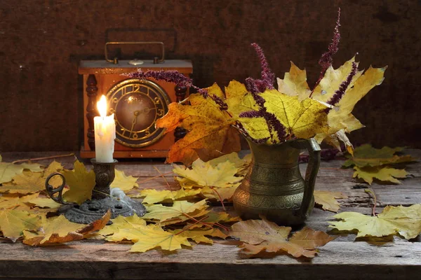 Vin rouge, livres, encre et une bougie allumée sur une table en bois — Photo