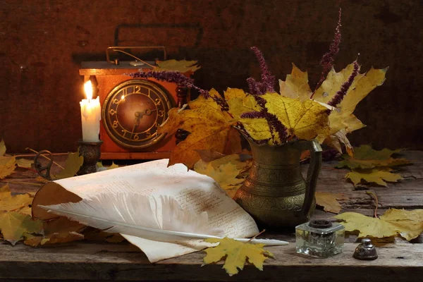 La table du poète avec la combustion de bougies, livres, plume et encrier — Photo