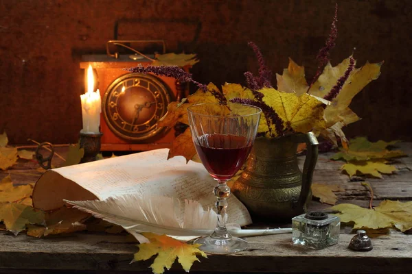 La table du poète avec la combustion de bougies, livres, plume et encrier — Photo