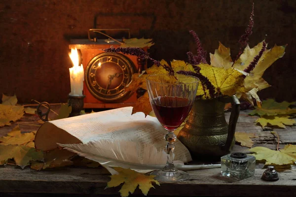 La table du poète avec la combustion de bougies, livres, plume et encrier — Photo