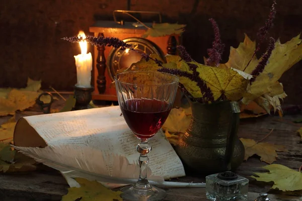 The table of the poet with the burning of candles, books, quill pen and inkwell — Stock Photo, Image