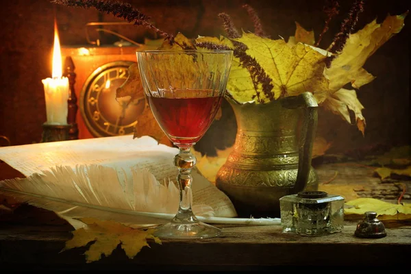 Tabeli poeta XIX wieku, inkwell, kieliszek wina i pióro — Zdjęcie stockowe