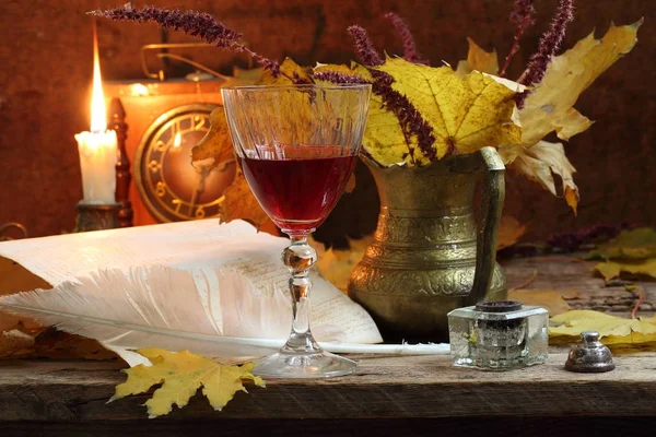 Kieliszek czerwonego wina, atramentu i pióra — Zdjęcie stockowe