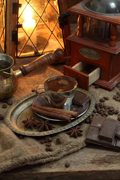 Кофе с корицей и шоколадом — стоковое фото