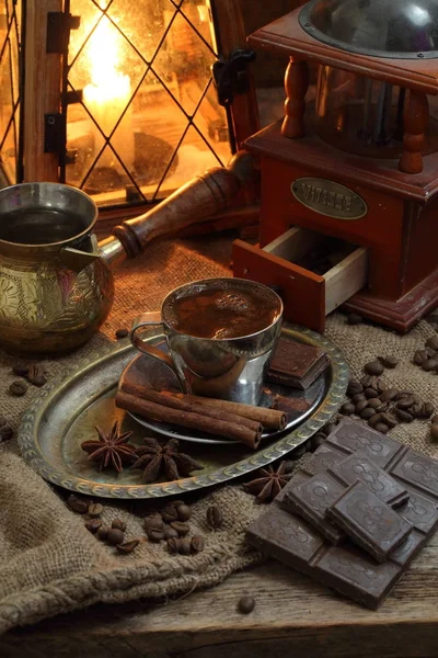 Kopi dengan kayu manis dan coklat — Stok Foto