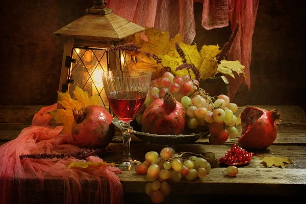 Nar ve kırmızı şarap ile natürmort — Stok fotoğraf