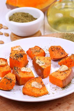 Provence otlar ile pişmiş kabak dilimleri