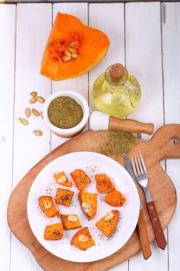 Beyaz ahşap zemin üzerinde Provencal otlar ile kızarmış kabak