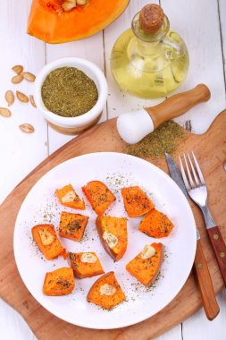 Beyaz ahşap zemin üzerinde Provencal otlar ile kızarmış kabak