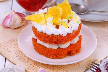 Beyaz ahşap zemin üzerinde kahve ile turuncu kek