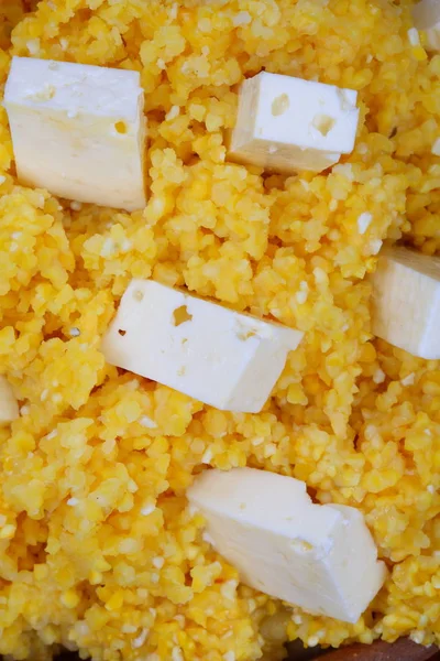 Gachas de maíz con queso sobre fondo de madera — Foto de Stock