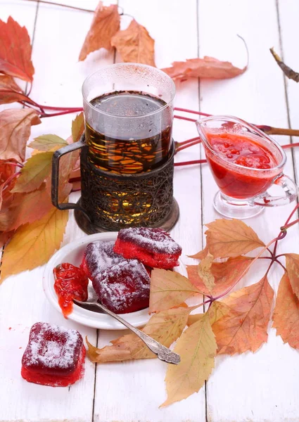 Tee im Getränkehalter auf weißem Holzgrund — Stockfoto