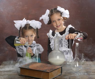 Kızlar kimya deney