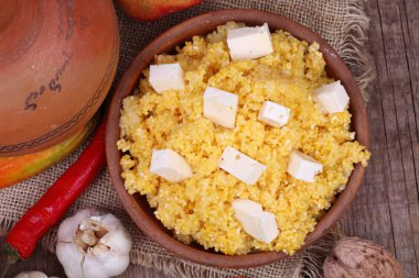 Mısır püresi peynir ahşap arka plan üzerinde