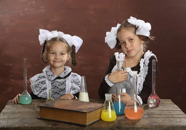 Mädchen experimentieren in der Chemie — Stockfoto