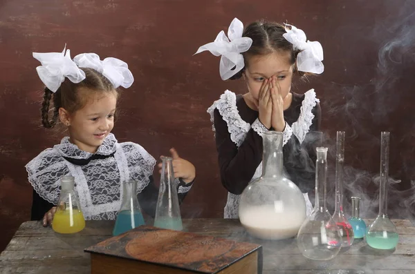 Девушки проводят эксперименты по химии — стоковое фото