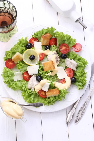 Caesar salade met kip en rode wijn — Stockfoto