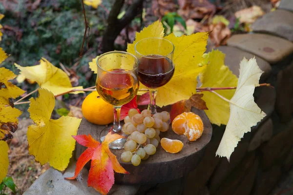 Rot- und Weißwein mit Mandarine und Trauben, Stillleben — Stockfoto