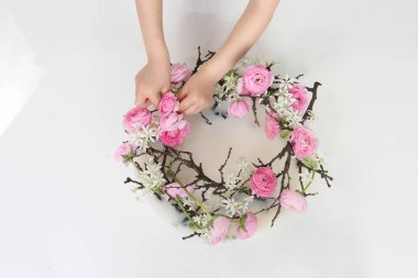 çelenk içinde gül desenli çocuk el keman