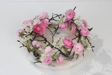 pembe güller ve beyaz arka plan üzerinde bahar çiçek çelenk