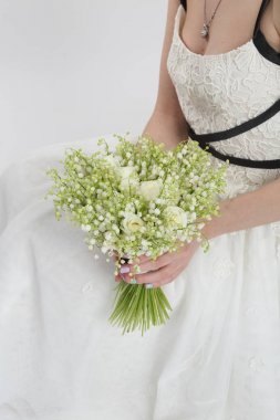 Kızın elini tutarak bir beyaz buket
