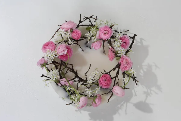 Венок из розовых роз, весенних цветов и ветвей — стоковое фото