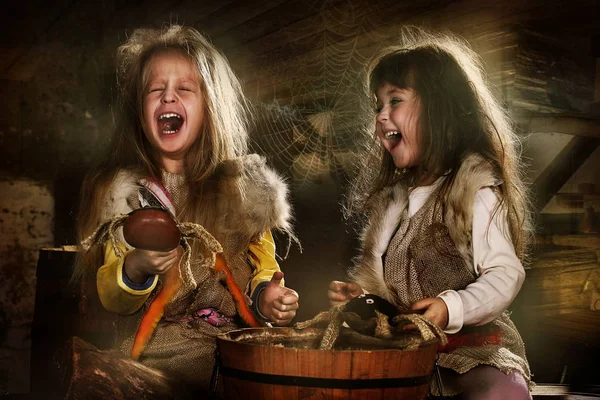 iki kız giydir masal karakterleri, fairytale karakter büyükanne ezhka, kızlar oyun