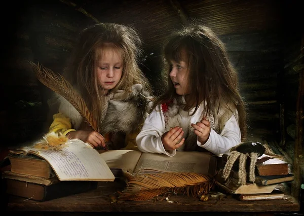 Две девушки одеваются как сказочные персонажи, сказочный персонаж бабушка ежка, девушки играют — стоковое фото