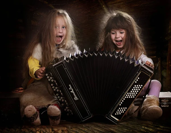 Duas meninas vestir-se como personagens de conto de fadas, personagem de conto de fadas avó ezhka, meninas jogar — Fotografia de Stock