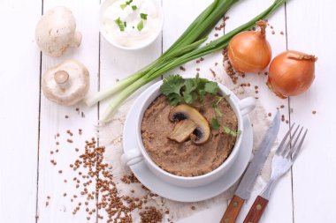 Beyaz bir arka plan üzerinde mantar püresi