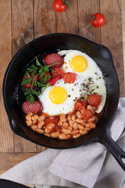 Huevos Revueltos Con Salchichas Verduras Hierbas Sartén —  Fotos de Stock