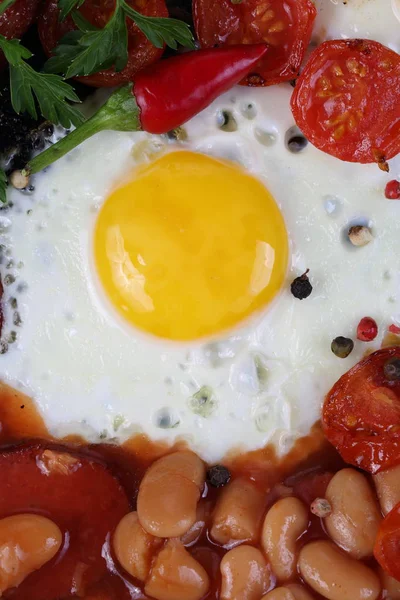 Huevos Revueltos Con Salchichas Verduras Hierbas Sartén — Foto de Stock