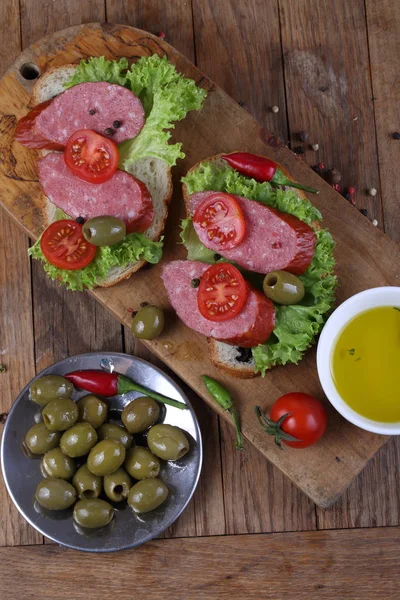 Sandwich Mit Räucherwurst Und Kirschtomaten Auf Einem Holztisch — Stockfoto