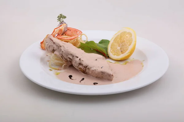 Zalm Witte Saus Met Aardappelen Tomaten Uien Citroen — Stockfoto