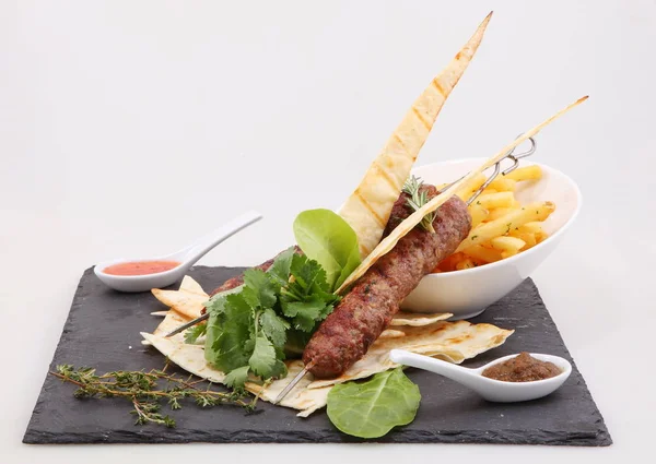 Kebab Skewer Potatoes Pita Bread Meatball Skewer Served Potato Sauce — Stock Photo, Image