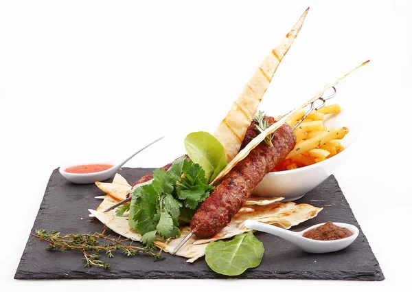 Kebab Skewer Potatoes Pita Bread Meatball Skewer Served Potato Sauce — Stock Photo, Image