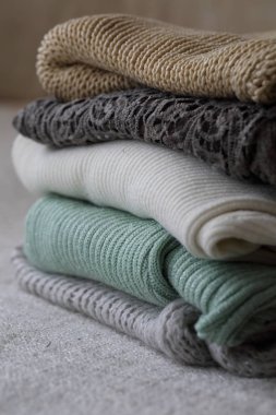 Örme giysiler dolapta bir rafta bir yığın