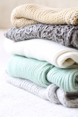 Örme giysiler dolapta bir rafta bir yığın