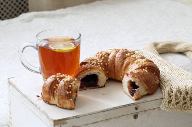 Viyana pie elma ve kuş üzümü ve tabloda çay dolu