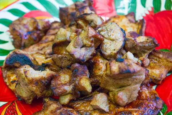 Brochetas Cerdo Servidas Con Verduras Plato Blanco — Foto de Stock