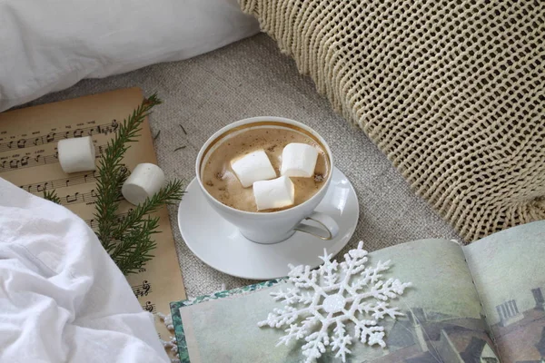 Uma Xícara Café Com Marshmallows Mesa — Fotografia de Stock