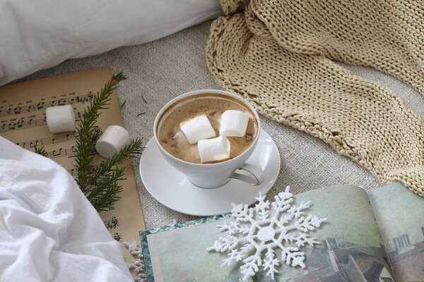 Чашка кофе с зефиром на столе
