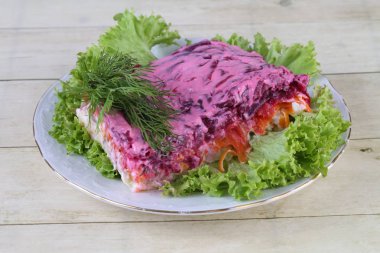 Tuzlu ringa balığı ve beyaz soslu sebze salatası 