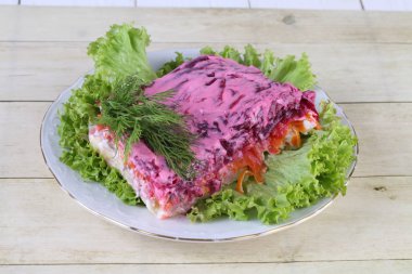 Tuzlu ringa balığı ve beyaz soslu sebze salatası 