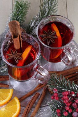 Tarçın ve turuncu ile mulled şarap
