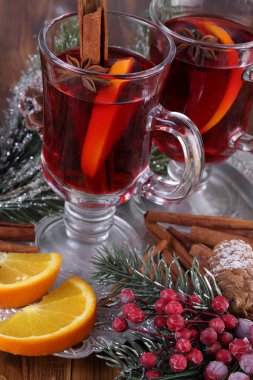 Tarçın ve turuncu ile mulled şarap