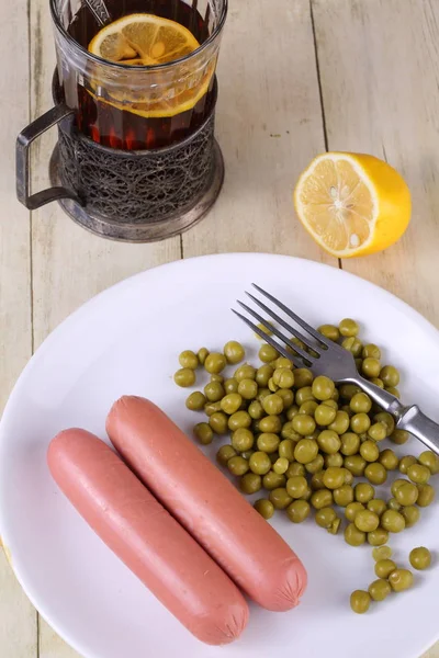 Klobása Hráškem Podávané Hořčicí Citronovou Čaj Skleněné Nádobce Cup — Stock fotografie