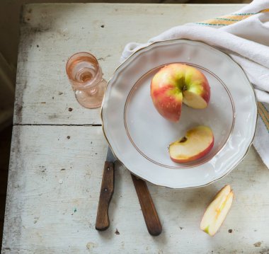 Apple plaka üzerinde. Dilimler halinde kesilmiş elma