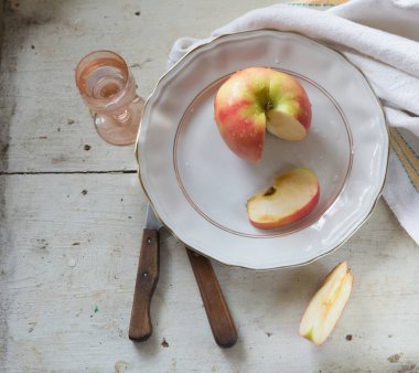 Apple plaka üzerinde. Dilimler halinde kesilmiş elma