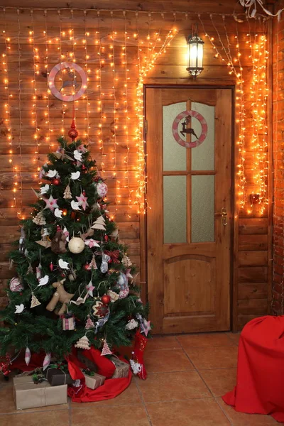 Interior Ano Novo Com Árvore Natal Cheia — Fotografia de Stock